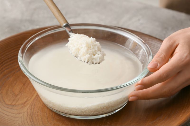 rửa mặt bằng nước vo gạo